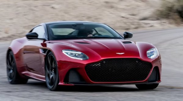 Двигател - 5,2-литров, V12

Мощност - 715 к.с.

0-100 - 3,4 секунди

Максимална скорост - 340 км/ч

Четириместен гранд турър - DBS Superleggera е един от малкото автомобили в колекцията на Макс Верстапен, който е достатъчно голям, за закараш семейството някъде. С тези цифри колата не отговаря точно на „практична“ кола, с която ще идете на море в Китен. Но определено е по-удобна кола за придвижване от двуместния Valkyrie.